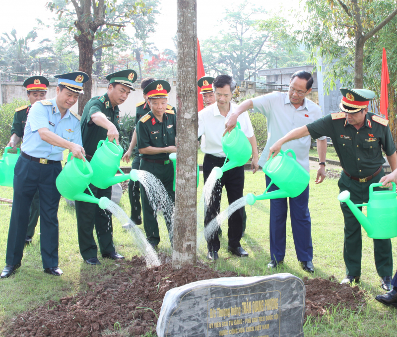 Phó Chủ tịch Quốc hội, Thượng tướng Trần Quang Phương trồng cây lưu niệm tại Ban Chỉ huy quân sự tỉnh Hưng Yên